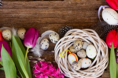 bahar çiçekleri ile Paskalya yumurtaları