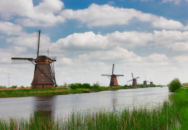 Hollanda yel değirmenleri ve kanal