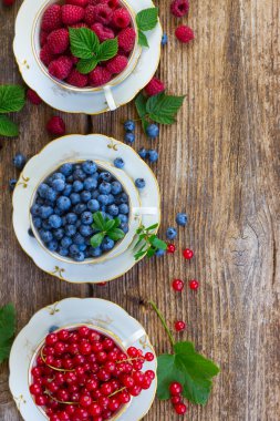 taze ahududu, kırmızı currunt ve yaban mersini