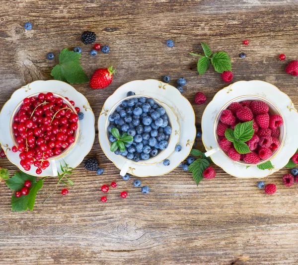 Fresh raspberry , red currant and strawberry — Stock Photo, Image