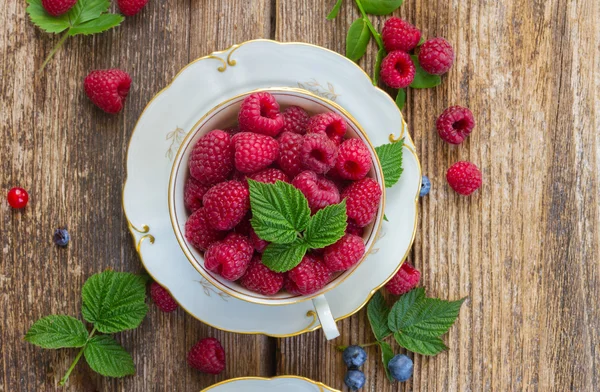 Fresh raspberry in cup — Stock Photo, Image