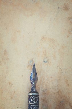 tüy kalem ve kağıt