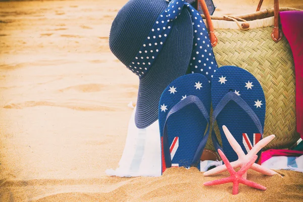 Om te zonnebaden accessoires op zandstrand — Stockfoto