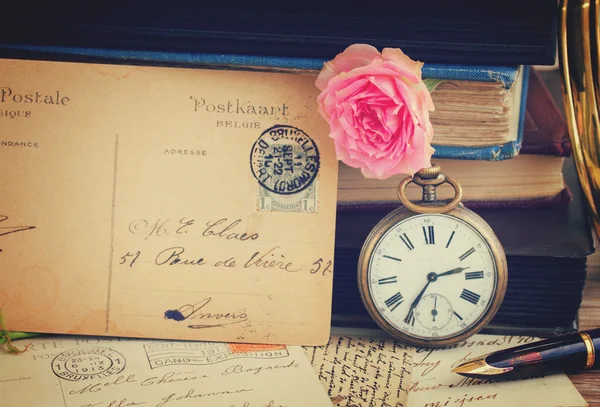 Antike Uhr auf alten Büchern und Briefen Hintergrund — Stockfoto