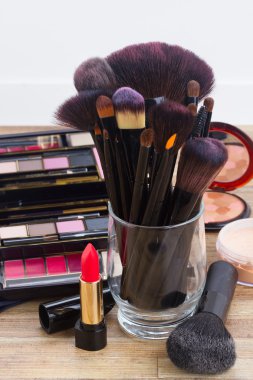 fırçalar ile olabilir