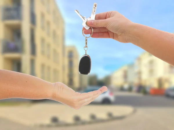 Two hands and a key — Stock Photo, Image