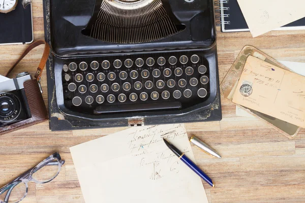 Máquina de escribir en la mesa — Foto de Stock