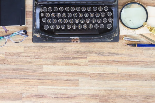 Schreibmaschine auf dem Tisch — Stockfoto