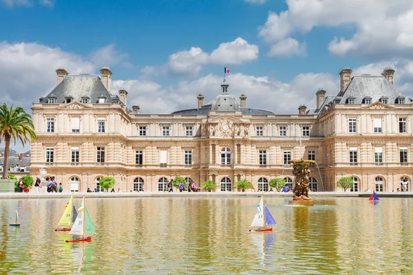 Luxembourg garden with pond — Stock Photo, Image