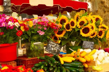 Provence pazar gıda ve çiçeklerle