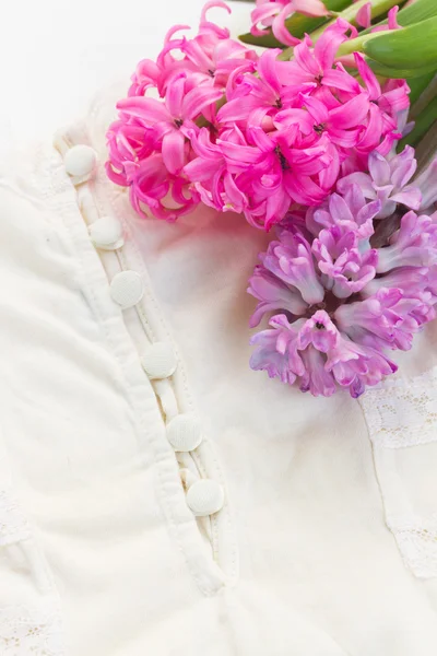 Roze en paarse hyacinten — Stockfoto