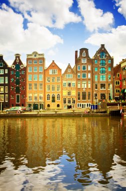 Amsterdam kanal su üzerinde Ortaçağ evleri