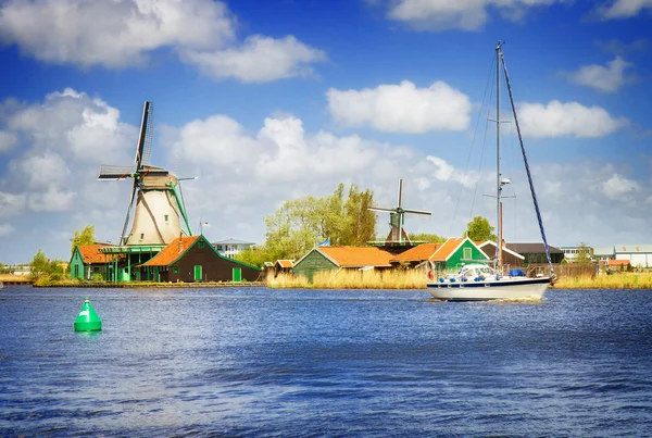 Molinos de viento holandés sobre el río Zaan — Foto de Stock