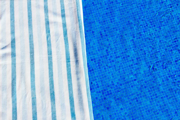 Toalha e acessórios de banho perto da piscina — Fotografia de Stock