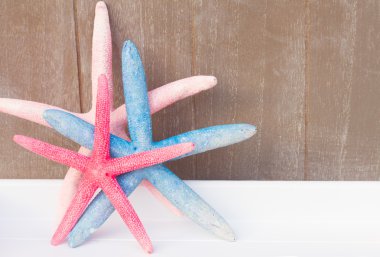 ahşap tahta üzerinde kırmızı ve mavi deniz yıldızı