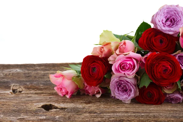 Ramo de rosas frescas y ranúnculos — Foto de Stock
