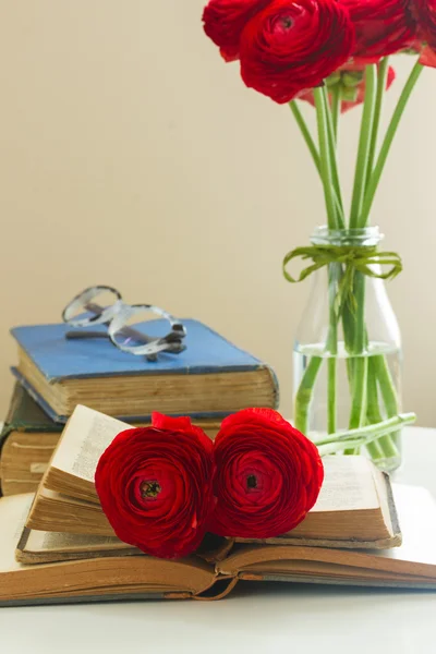 Libros antiguos con flor roja —  Fotos de Stock