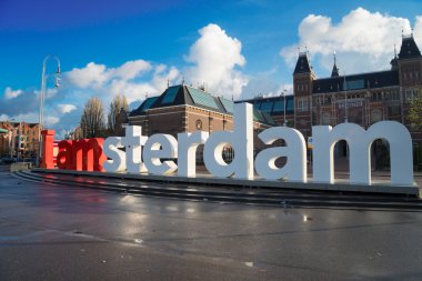 Rijksmuseum ve Amsterdam olduğumu heykeli