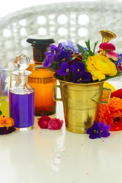 Aromatherapie - bloemen in mortel — Stockfoto