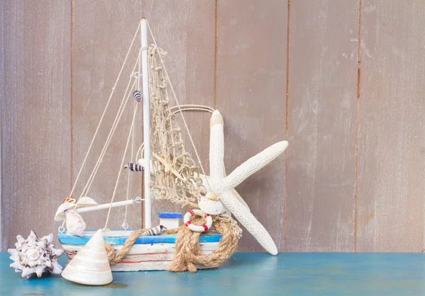 Conchas do mar, estrelas do mar e barco com espaço de cópia — Fotografia de Stock