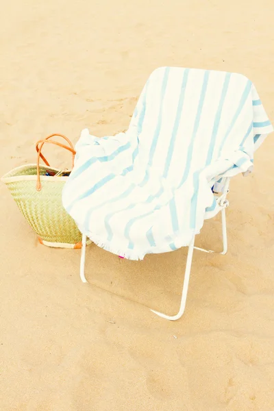 Sedia da spiaggia con sandali — Foto Stock