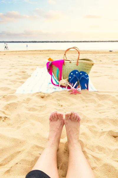 Аксесуари для засмагання на піщаному пляжі — стокове фото