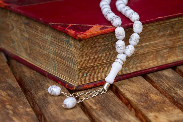 Holy Quran with beads — Stock Photo, Image