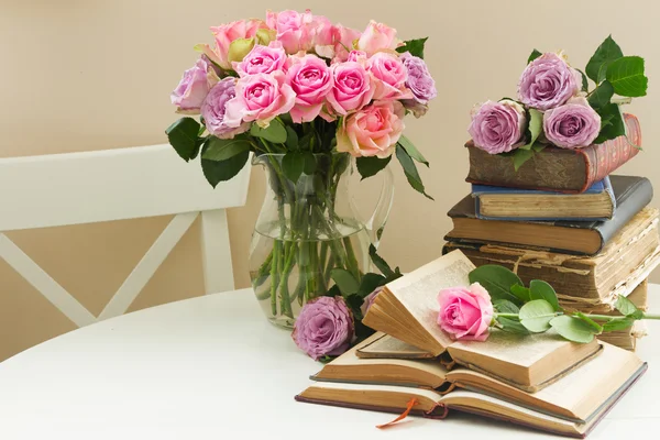 Livros antigos com flor de rosa — Fotografia de Stock