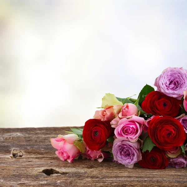 Bouquet de roses fraîches et ranunculus — Photo