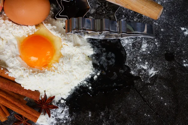 Ingredientes de cozedura em preto — Fotografia de Stock