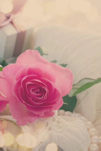 Rosas rosadas y naranjas con encaje — Foto de Stock