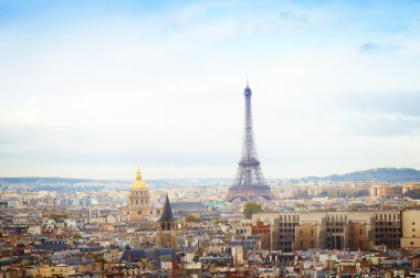 Eyfel Kulesi ile Paris 'in ufuk çizgisi