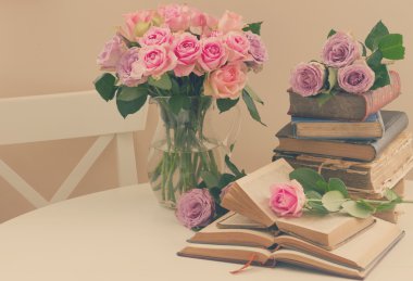 Gül çiçek ile eski kitaplar