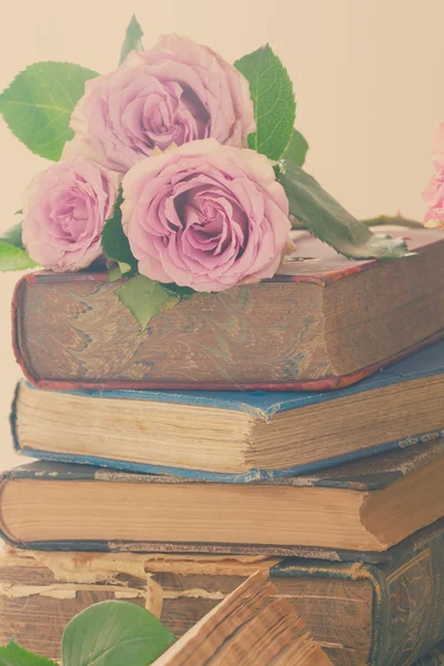 Vecchi libri con fiore di rosa — Foto Stock