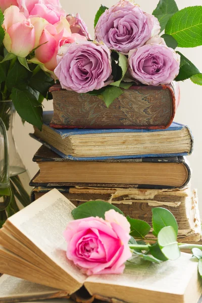 Livres anciens avec fleur de rose — Photo