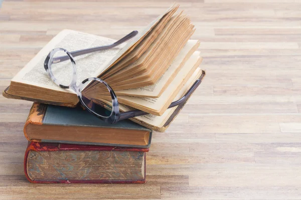 Books and glasses — Stock Photo, Image