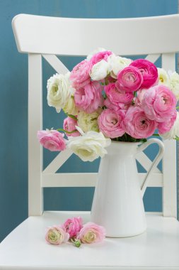 Pembe ve beyaz ranunculus çiçekleri