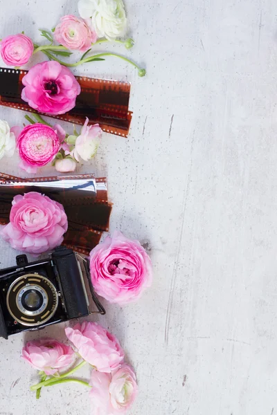 Vieille caméra et fleurs de ranunculus — Photo