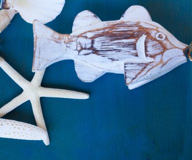 Woden balık ve mavi starfishes