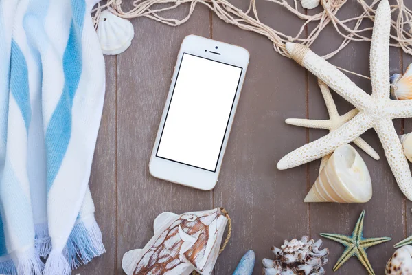 Telefono con telo mare e conchiglie — Foto Stock