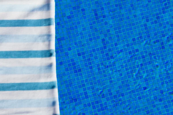 Towel and bathing accessories near pool — Stock Photo, Image