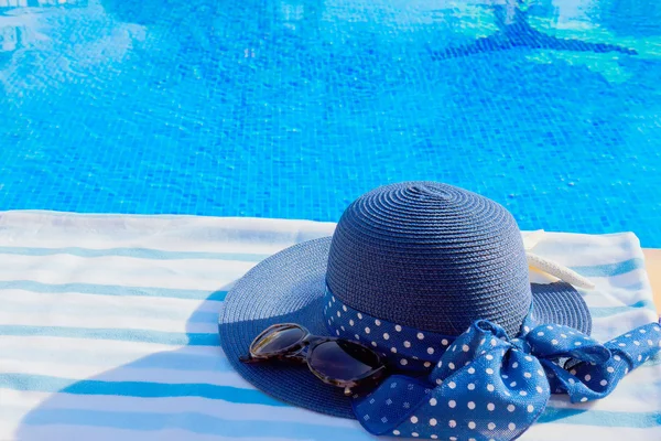 Towel and bathing accessories near pool — Stock Photo, Image