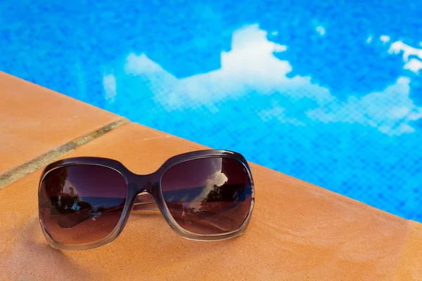 Havuzu yakınındaki güneş gözlüğü — Stok fotoğraf