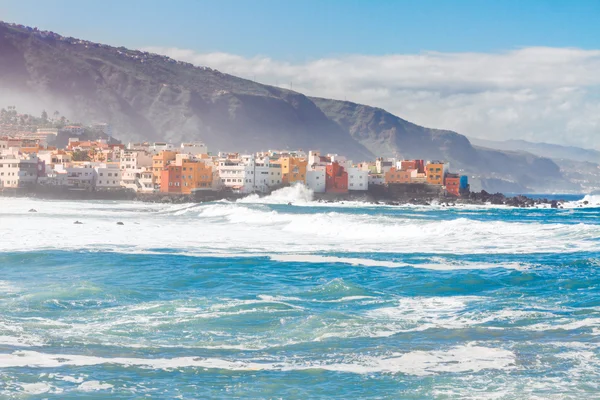 Oceano Atlântico e Puerto de la Cruz, Tenerife — Fotografia de Stock