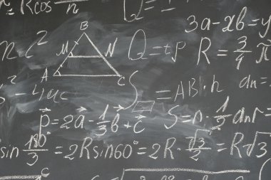 Kara tahta üzerinde matematik formülleri