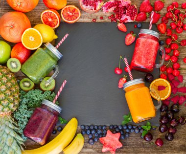 İçeceklerle birlikte taze ve pürüzsüz bir içecek.