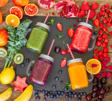 İçeceklerle birlikte taze ve pürüzsüz bir içecek.