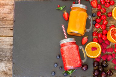 İçeceklerle birlikte taze ve pürüzsüz bir içecek.