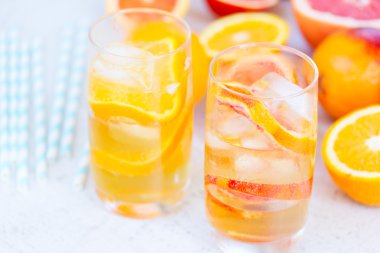 Yaz turunçgilleri içer