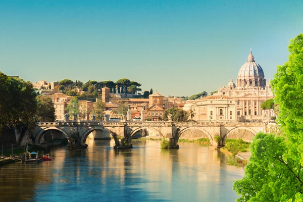 St. Peters Katedrali köprünün üzerinde. — Stok fotoğraf